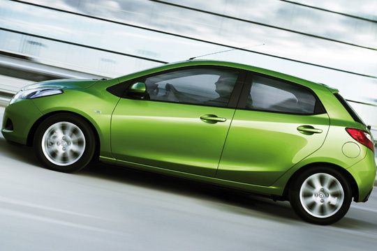 Der kleinste Mazda-Zweier hat eine Länge von 3,8 m und einen Wendekreis von 10,4 m. (Archiv: Vogel Business Media)