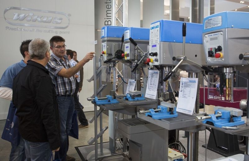 MEP by Willi Zimmer: Besucher betrachten die Säulenbohrmaschine. (Bild: Messe Stuttgart)