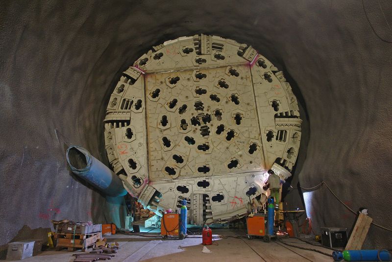 Nach über 20 Jahren Planungs- und Bauzeit wird in der Schweiz die Fertigstellung des Gotthard-Basistunnels gefeiert – der längste Eisenbahntunnels der Welt. Jede Menge Technik sorgt für einen reibungslosen Schienenverkehr. So wird beispielsweise Messtechnik von Endress + Hauser für die Tunnel-Entwässerung eingesetzt. (AlpTransit Gotthard AG)