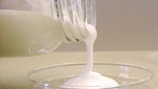 Das neue Batterie-Kühlmittel ist ein Gemisch aus Wasser und Paraffin, stabilisierenden Tensiden und etwas Frostschutzmittel Glycol. (Bild: Fraunhofer UMSICHT)