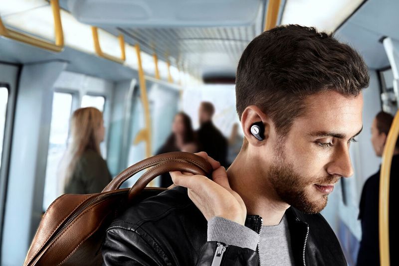 Die Wireless-Kopfhörer Elite 65t und Elite Active 65t von Jabra punkten mit gutem Sound bei Anrufen und Musik, einer fünfstündigen Akkulaufzeit und der Integration von Amazon Alexa. Die Elite Active 65t sind darüber hinaus aber auf sportliche Aktivitäten ausgelegt. Dafür verfügen sie über einen Bewegungssensor, IP56-Zertifizierung und eine spezielle Oberfläche für noch besseren Halt. (Jabra)