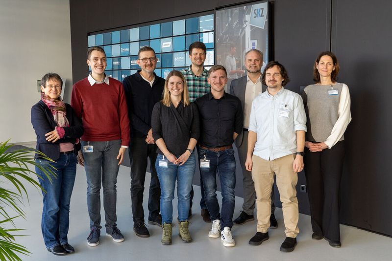 Die Teilnehmer des Ceate-Kick-Offs (v.l.n.r.): Benedikte Hatz, Philipp Wohlfahrt (beide SKZ), Viktor Klein (UCB), Theresa Dörres (CCB), Jonathan Lambers (SKZ), Georg Weig (CCB), Nico Arbec, Daniel Berki-Kiss und Monika Wels (alle Carmen). (Bild: Luca Hoffmannbeck/ SKZ)