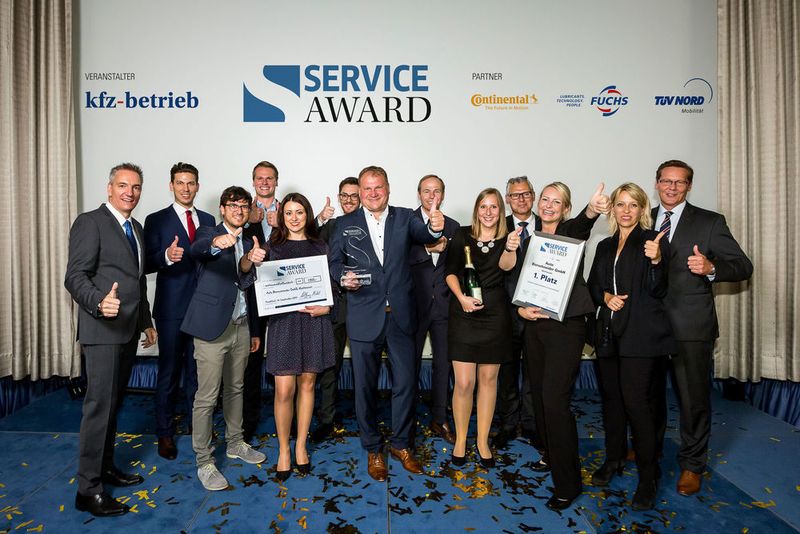 Daumen hoch! Im 40. Jahr des Bestehens hat der Betrieb aus Mühlhausen/Oberpfalz doppelten Grund zum Feiern. (Stefan Bausewein)