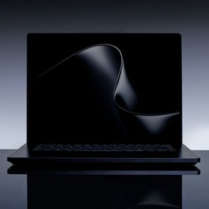 Das Surface Laptop Ultra bietet Microsoft mit beiden Varianten des Nvidia-Chips und einer Unified-Memory-Größe zwischen 24 und 128 GB an. Das 15-Zoll-Display liefert eine Auflösung von 3.270 x 2.180 Pixel und 2.000 Nits HDR-Spitzenhelligkeit.(Bild:  Microsoft)