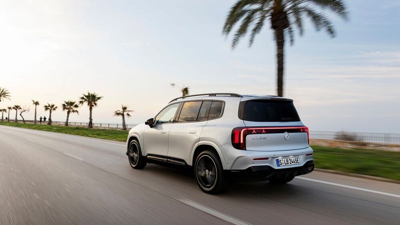 Der Topliner ist alles andere als behäbig unterwegs: Bis 100 km/h vergehen laut Werk lediglich 5,5 Sekunden. (Bild: Mercedes-Benz)