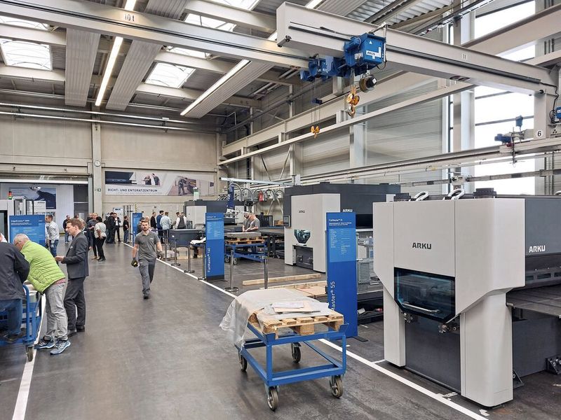 Impressionen der Hausmesse „Infotage“ bei Arku. Hier dreht sich alles ums Richten und Entgraten. (Bild: VCG/Finus)