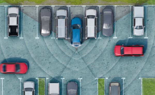 Querverkehrswarnung: Das System überwacht beim Rückwärts-Ausparken die Fahrbahn nach rechts und links. Droht eine Kollision mit einem herannahenden Fahrzeug, warnt es den Fahrer und bremst das Fahrzeug ab. (Bosch)