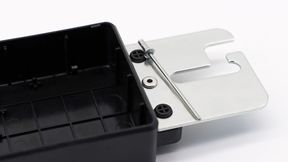 Der Gesipa-Blindniet Universalgrip kommt beispielsweise bei industriellen Kunststoff-Metall-Verbindungen zum Einsatz, bei denen Störkanten oder die Bauteilgeometrie den Zugang zum Setzpunkt begrenzen.  (Bild: Gesipa)