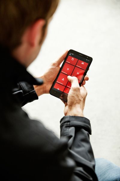 Der Servicemitarbeiter vor Ort wird vom Leitstand aus auf seinem Smartphone informiert und kann alle relevanten Informationen auf einem Dashboard einsehen. (Bild: Bizerba)