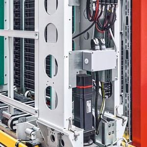 Dezentrale Antriebslösung: Ohne die AMP8000-Serie wäre die kompakte Umsetzung der mobilen Shuttles nicht möglich gewesen (oben im Bild das Versorgungsmodul AMP8620, unten einer der Fahrantriebe AMP8552). (Bild: Beckhoff)