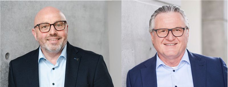 Wolfgang Sochor (rechts) folgt Robert Schullan ab 1.1.2024 als CEO bei Hawe Hydraulik. Seine bisherige Position als COO übernimmt dann Christof Gilnhammer (links).(Bild:  Hawe Hydraulik)
