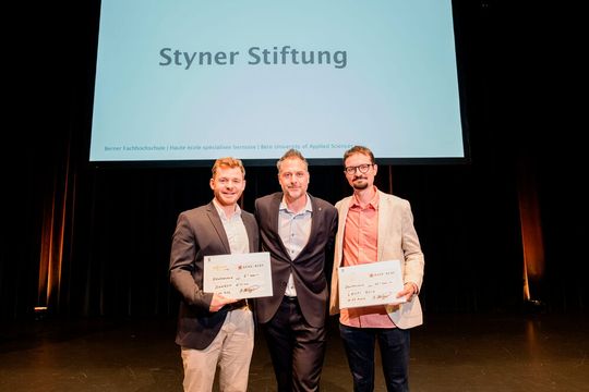 V. l. n. r.: Kilian Schürch (Gewinner des 2. Preises der Styner-Stiftung), Andreas Habegger (Leiter Master of Science in Engineering) und Elia Lenti (Gewinner des 1. Preises der Styner-Stiftung).(Bild:  Matthias Käser)