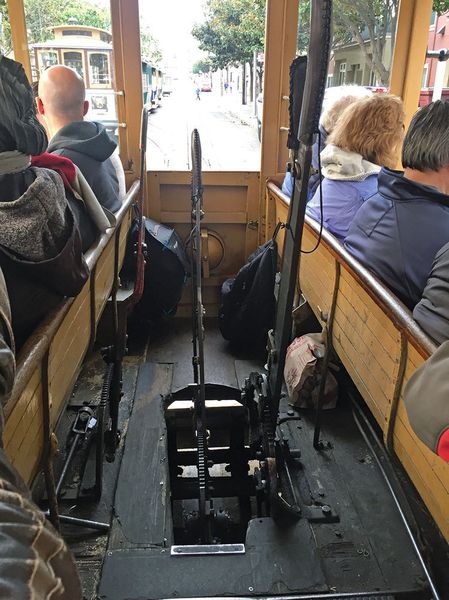 Der Gripman bedient mit Gefühl diese beiden Hebel des «Cable Cars»: links für die Spannklaue, rechts für die Bremse. (Sergio Caré)