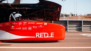 Der Solar-Rennwagen „RED E“ des Solar Team Twente ist nicht nur leicht und ohne viel Widerstand. Mit einem um 1% verbesserten Wirkungsgrad will man den Sieg holen. (Bild: Yokogawa)