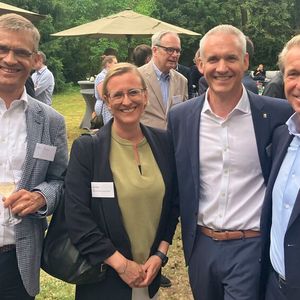 Unter den Gästen (v.l.): Kurt-Christian Scheel (Ex-ZDK-HGF), Uta Heller, Martin Endlein und Helmut Eifert (alle DAT).(Bild:  Doris S. Pfaff)