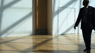 Wenn eine Führungskraft geht, gilt es frühzeitig die Nachfolge zu planen. Denn auch der Nachfolger braucht Zeit, um seine Rolle zu finden. (Bild: Craig Whitehead auf Unsplash)