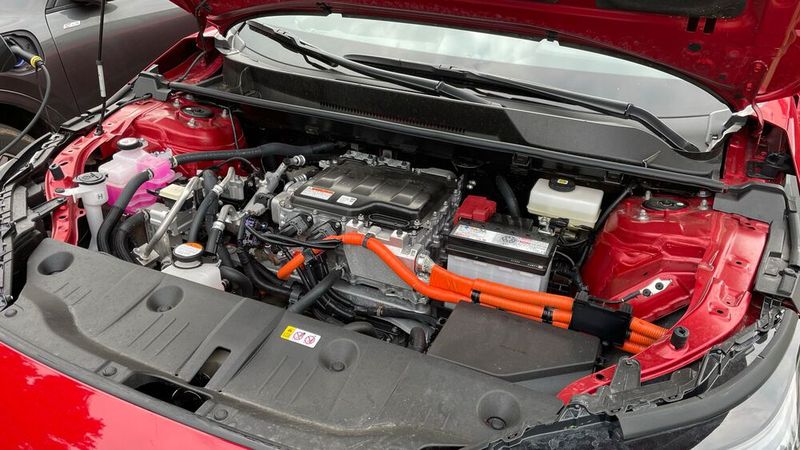 Der Motorraum sieht auf den ersten Blick eher nach Verbrenner aus. (Bild: Grimm – VCG)