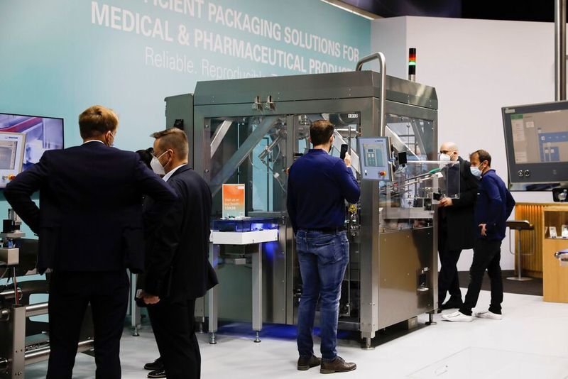 Kommunikation und Messegespräche funktionierten auch während der Corona-Pandemie – mit genügend Abstand und Maskenpflicht. (Messe Düsseldorf/ctillmann)
