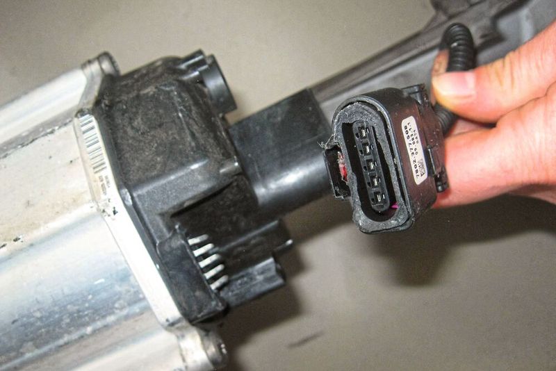 Schon simple Schäden wie ein defekter Stecker können die elek- trische Servolenkung lahmlegen.