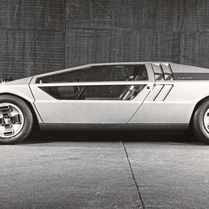 Die Zusammenarbeit von Maserati und Giugiaro begann 1971 mit einem Paukenschlag: Auf dem Automobilsalon in Turin präsentierten beide die futuristisch aussehende Studie eines keilförmigen Sportwagens. Nur ein Jahr später wurde der fahrbereite Prototyp des Maserati Boomerang in Genf vorgestellt. Die scharf gezeichnete Flunder-Karosserie des Boomerang wurde um den 4,7-Liter-V8-Motor des Bora gebaut. (Bild:  Maserati)
