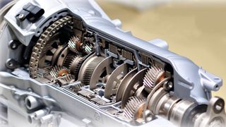 Herzstück der automatischen Getriebesteuerung ist ein Embedded  Computer, der direkt in das Getriebe eingebaut wird und dessen  Funktionen sowie die Schalttechnik darstellt.  (Bild: ©loraks - stock.adobe.com)