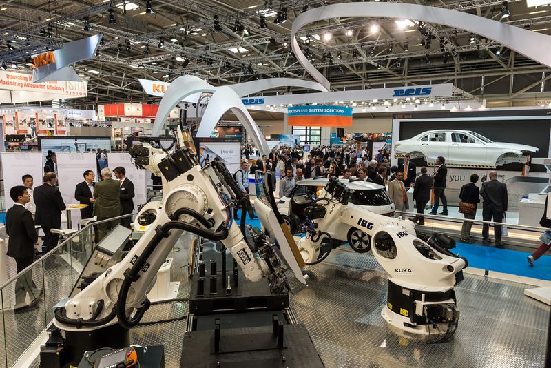 Am 3. Juni 2014 öffnete die Automatica in München wieder ihre Tore. Der Besuchermagnet sind in diesem Jahr ganz klar die Serviceroboter, die auf der Messe erstmals in einem eigenen Ausstellungsbereich präsentiert werden. (Thomas Plettenberg/Messe München)