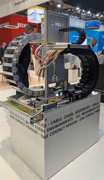 Von der Komponente zum System - Helu präsentiert Plug-and-play-Lösungen für elektrische Verbindungssysteme in Bewegung. (Bild: Sandra Häuslein/VCG)