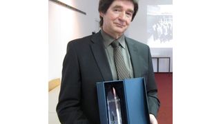 Albert Wasmeier, geschäftsführender Gesellschafter von Rafi, mit dem  „Value Added Engineering Partnership Award“ von Oerlikon  (Bild: Rafi)
