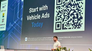 Erkan Celik von Google (im Bild) gab auf dem Automotive Business Day bekannt, dass die Suchmaschine den Service rund um Fahrzeug-Kleinanzeigen für alle Händler geöffnet hat. (Bild: Achter – VCG)
