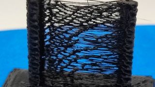 Abb. 1: Darstellung von Stringing bei der Additiven Fertigung mittels Materialextrusion mit Granulaten von Kunststoffen [angelehnt an [1], Formatierung angepasst]. (Bild: Impetus)