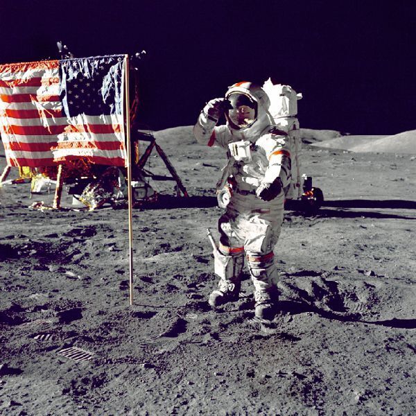 Apollo-17-Kommandant Eugene A. Cernan salutiert vor der US-Flagge auf der Mondoberfläche beim Mondaufenthalt während der letzten Mondlandemission der NASA. Hinter der Flagge ist das Landemodul „Challenger“ zu sehen, hinter Cernan das Mondauto. (Bild: NASA)