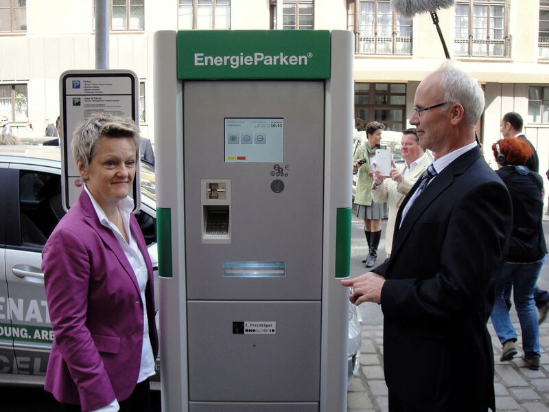 Dieter Welle, Entwicklungsleiter E-Mobility bei Schroff, erläutert Renate Künast die neue Berliner Energie-Parken-Anlage  Bild: Schroff (Archiv: Vogel Business Media)