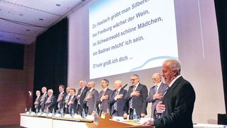 Traditionell eröffnete die Freiburger Kfz-Innung ihre Versammlung mit der gemeinsam gesungenen ersten Strophe des Badnerlieds auf der Neuen Messe Freiburg. (Bild: Kfz-Innung Freiburg)