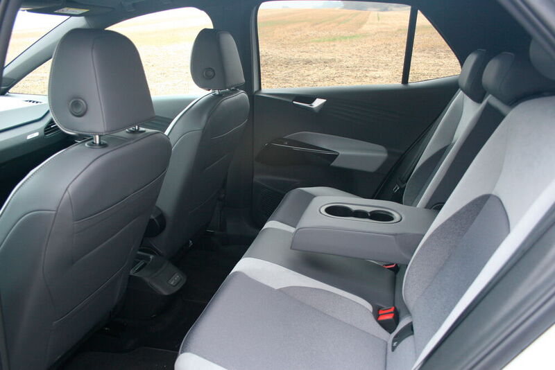 Die Rücksitze sind höher angeordnet als die Vordersitze. Das verschafft den Insassen Beinfreiheit, allerdings ist dadurch der Laderaum bei umgeklappten Sitzen nicht mehr eben. (Bild: Auto-Medienportal.Net)