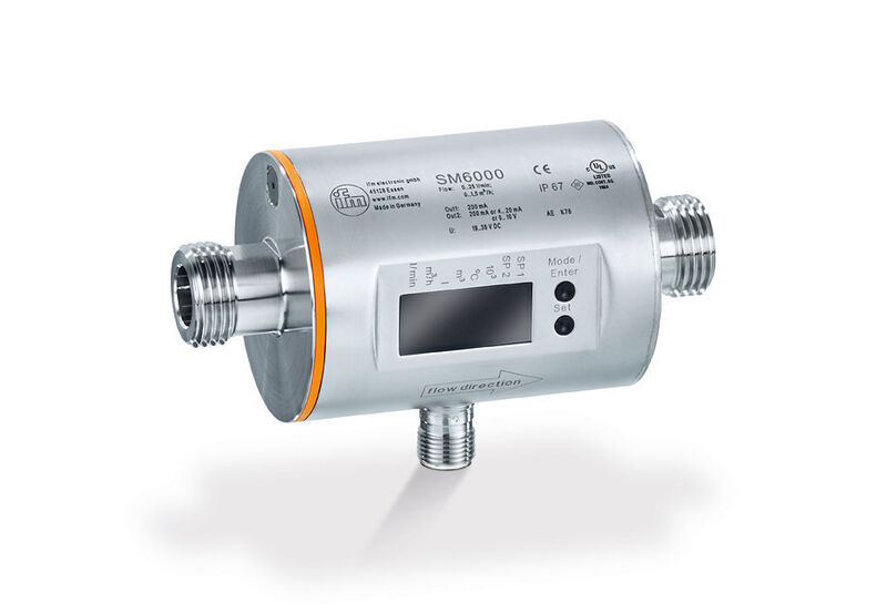 IFM Electronic entwickelte den kompakter Durchflusssensor SM6000 mit IO-Link aus der Baureihe MID. Mit der IO-Link-Technologie stehen die Prozesswerte digital und ohne Wandlungsverluste bei der Messwerteübertragung zur Verfügung. Nicht nur ein einfacher Sensortausch ist durch die Speicherung aller Sensorparameter möglich, auch eine einfache Konfiguration sowie Fernparametrierung ist schnell durchführbar.  (IFM Electronic)