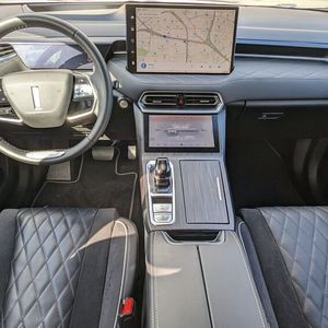 Respekt, kann man nur sagen: In Sachen Wertigkeit, Verarbeitung und Materialanmutung brauchen sich die Chinesen, bzw. der Wey 03, vor nichts und niemanden zu verstecken. Und das liegt nicht nur an der Luxury-Variante unseres Testwagens. So sind z. B. die Sitze nicht nur ein Hingucker, man sitzt auf ihnen auch komfortabel – natürlich elektrisch verstellbar. Und auch sonst hinterlässt der Innenraum einen sehr angenehmen Eindruck. Das „Kombiinstrument“ ist auf das Notwendigste reduziert, klassische Rundinstrumente gibt es (auch nachgebildet) nicht. Dafür arbeitet das serienmäßige Head-up-Display einwandfrei, der kurze Fahrstufenhebel ist gut positioniert. Alles ist aufgeräumt. „King“ im Ring ist klar der große Zentralbildschirm, neben dem kleineren fürs Klima. Apropos Klima ...(Bild:  Dominsky – VCG)