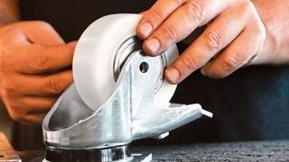 Neben neuen Schutzgehäusen für Schwerlastrollen präsentiert Torwegge auf der Motek Räder, Rollen und fördertechnische Systeme. (Torwegge)