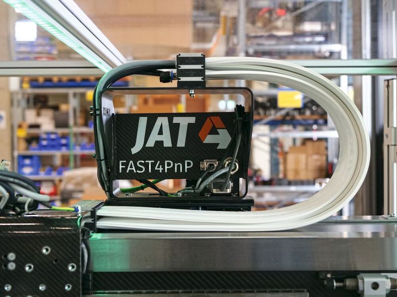 Das Flachbandkabel ermöglicht einen schnellen und flexiblen Austausch der Befüllung.  (Bild: Igus)