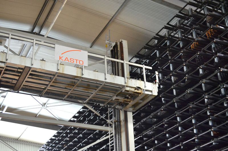 Das Kast-System bei Schwarzwald-Eisenhandel stellt mit einem Regalbediengerät (RBG) die benötigten Artikel bereit. Das klappt mit kurzen Zugriffszeiten nach dem Prinzip „Ware-zum-Mann“, an einer von zwei Auslagerstationen. (Kasto)