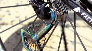 Die auf der Selective Laser Melting Maschine SLM 500 in Titan gebauten Riemenscheiben sind mit 17 Speichen ausgestattet, die bei einer Wandstärke von nur 0,4 mm einen Durchmesser von 2 mm haben. (SLM Solutions)