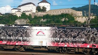 Es gibt Wettbewerbe darum, die neueste Lokbeklebung auf der Schiene zu entdecken. Fotos werden in den sozialen Netzwerken geteilt, verbreiten sich schnell. (TX Logistik)