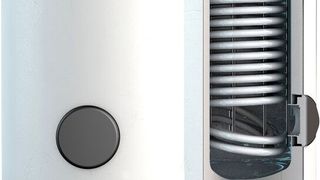 Warmwassertanks werden mit feinzelligem Polyurethan-Hartschaum umhüllt, und so isoliert, weil dieser besonders gut die Wärmeverluste verhindert. Ein Universalwerkzeug von BBG optimiert jetzt den Isolationsvorgang, weil es bis zu 15 verschiedene Tankarten geeignet ist. (Bosch Thermotechnik / Buderus Deutschland)