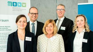 Projektteilnehmerin Lisa-Marie Pudrycki, Ulf-Birger Franz (Dezernent für Wirtschaft, Verkehr und Bildung der Region Hannover), Ute Stahlmann (Abteilungsleiterin Wirtschaftsordnung und Arbeitsmarkt im Niedersächsischen Ministerium für Wirtschaft, Arbeit, Verkehr und Digitalisierung), Tobias Lohmann (Sprecher der Geschäftsleitung im Bildungswerk der Niedersächsischen Wirtschaft), sowie Projektteilnehmerin Nadezda Melekhova (von links nach rechts).  (www.joanna.nottebrock.de | laif)