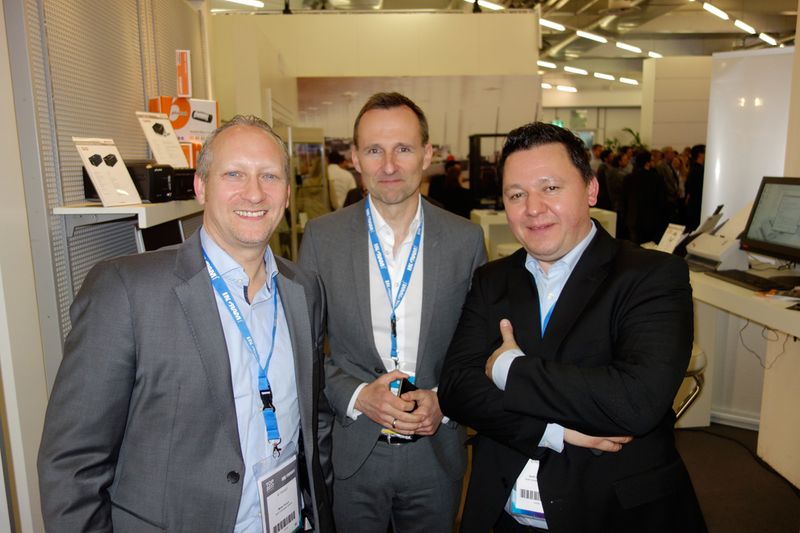 Von den Jungs kann man keine Fingerprints via Fotos entnehmen (v. l.) Mirko Rusch, ACER, Guenter Schiessl, Ingram Micro, und Gerit Günther, ACER. (Bild: IT-BUSINESS)