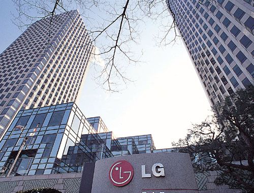 Platz 7: LG Chem, Südkorea  LG Chem landete mit einem Umsatz von 16 Milliarden Euro mit großen Abstand zu DuPont auf Platz 7. Mit knapp 11.000 Angestellten gehört das südkoreanische Petrochemieunternehmen zusammen mit LyondellBasell zu den kleinsten Arbeitgebern in den Top 10. In 2011 erwirtschaftet LG Chem 1,5 Milliarden Umsatz. Hauptsitz des Unternehmens ist Seoul und CEO ist Peter Bahnsuk Kim. (Bild: Wikipedia)