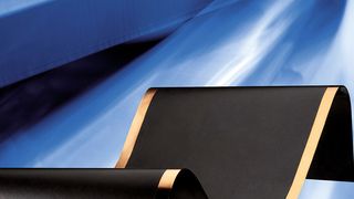 Die extrem dünnen Composite-Folien aus faserverstärktem Hochleistungspolymer erschließen verschiedenste tribologische Anwendungen, bei denen es auf kleinstmögliche Verschleißraten ankommt.  (Bild: Frenzelit)