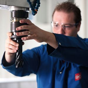 Hier werden an einer hydraulischen Versuchsanlage bei DC Swiss Grossgewinde (bis max D=160 mm) gefertigt.