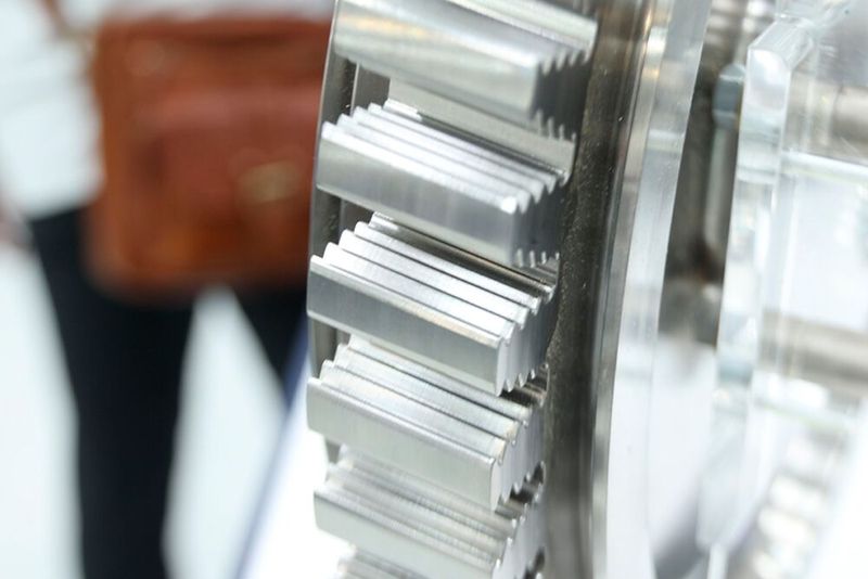 Warmfeste Superlegierungen (HRSA) sind die dominierenden Werkstoffe in der Fertigung von Verdichter- und Turbinenkomponenten für Düsentriebwerke, etwa hier eine Turbinenscheibe.(Bild:  Maschinenmarkt)