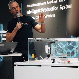 Prompting statt Programmieren: Mit dem KI-Agenten iXi in der Plattform ctrlX AUTOMATION geben Anwender nur noch das gewünschte Ergebnis vor. Die KI übernimmt Routineaufgaben wie Motion-Setup, I/O-Design und Code-Erstellung – und reduziert den Zeitaufwand um bis zu 70 Prozent.(Bild:  Bosch)