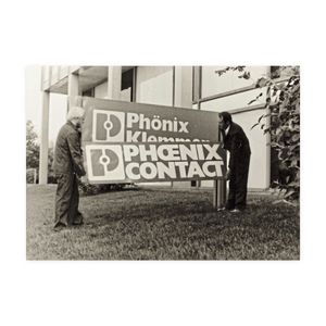 Bild 4: Aus Phönix Klemmen wird 1981 Phoenix Contact. Der englischsprachige Name spiegelt die zunehmend internationale Ausrichtung des Unternehmens wider.(Bild:  Phoenix Contact)